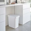 Yamazaki Mülleimer TOWER luftdicht mit Rollen Weiss, Detailansicht 10 | One Horizon