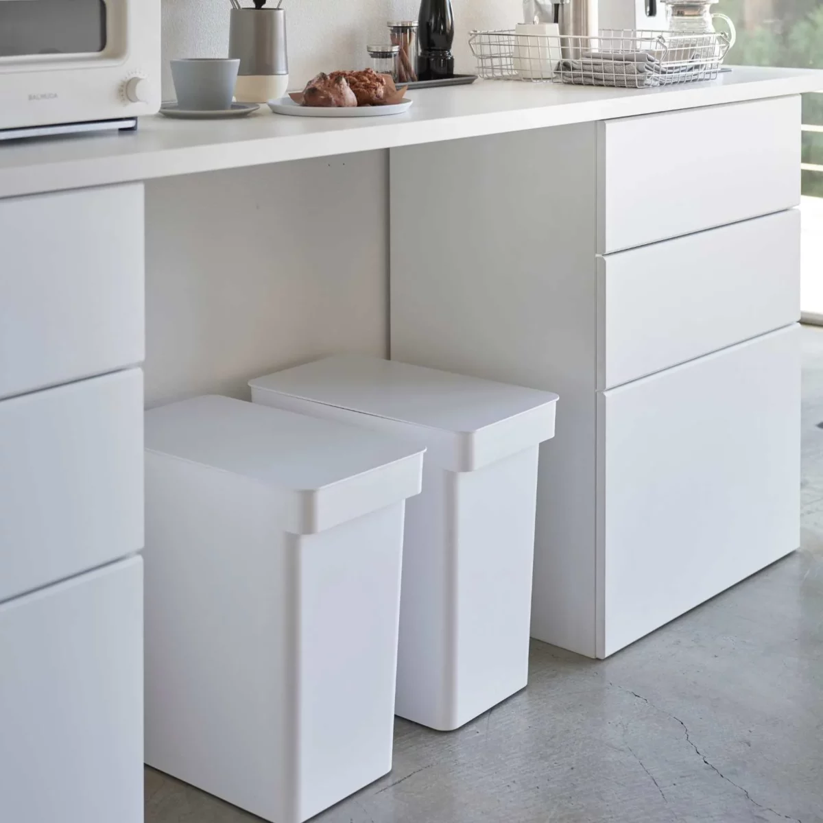 Yamazaki Mülleimer TOWER luftdicht mit Rollen Weiss, Detailansicht 12 | One Horizon