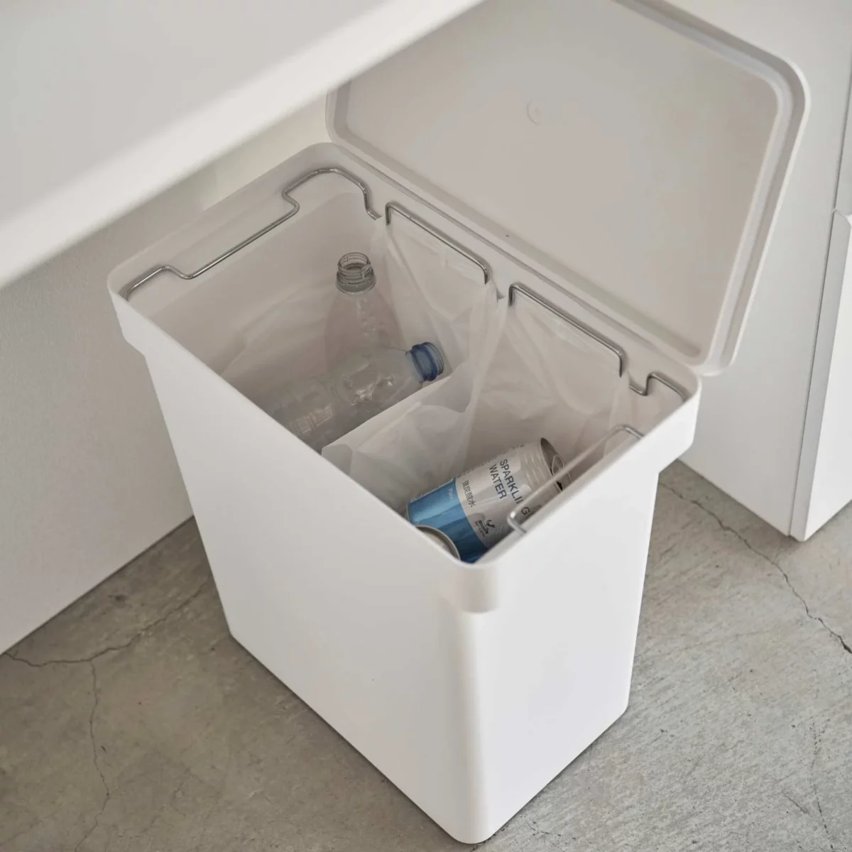 Yamazaki Mülleimer TOWER luftdicht mit Rollen Weiss, Detailansicht 13 | One Horizon