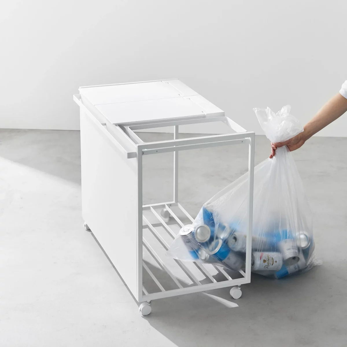 Yamazaki Mülltrenner TOWER mit 3 Fächern und Rollen Weiss, Detailansicht 11 | One Horizon
