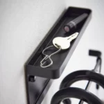 Yamazaki Schirmhalter SMART für die Wand in Schwarz, Nahaufnahme der Ablage mit Schlüssel und Taschenlampe