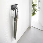 Yamazaki Schirmhalter SMART für die Wand in Schwarz, im Eingang an der Wand mit zwei Stockschirmen