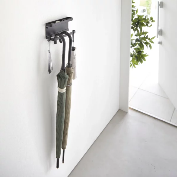 Yamazaki Schirmhalter SMART für die Wand in Schwarz, im Eingang an der Wand mit zwei Stockschirmen