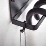 Yamazaki Schirmhalter SMART für die Wand in Schwarz, Nahaufnahme des Zusatzhakens mit Kette