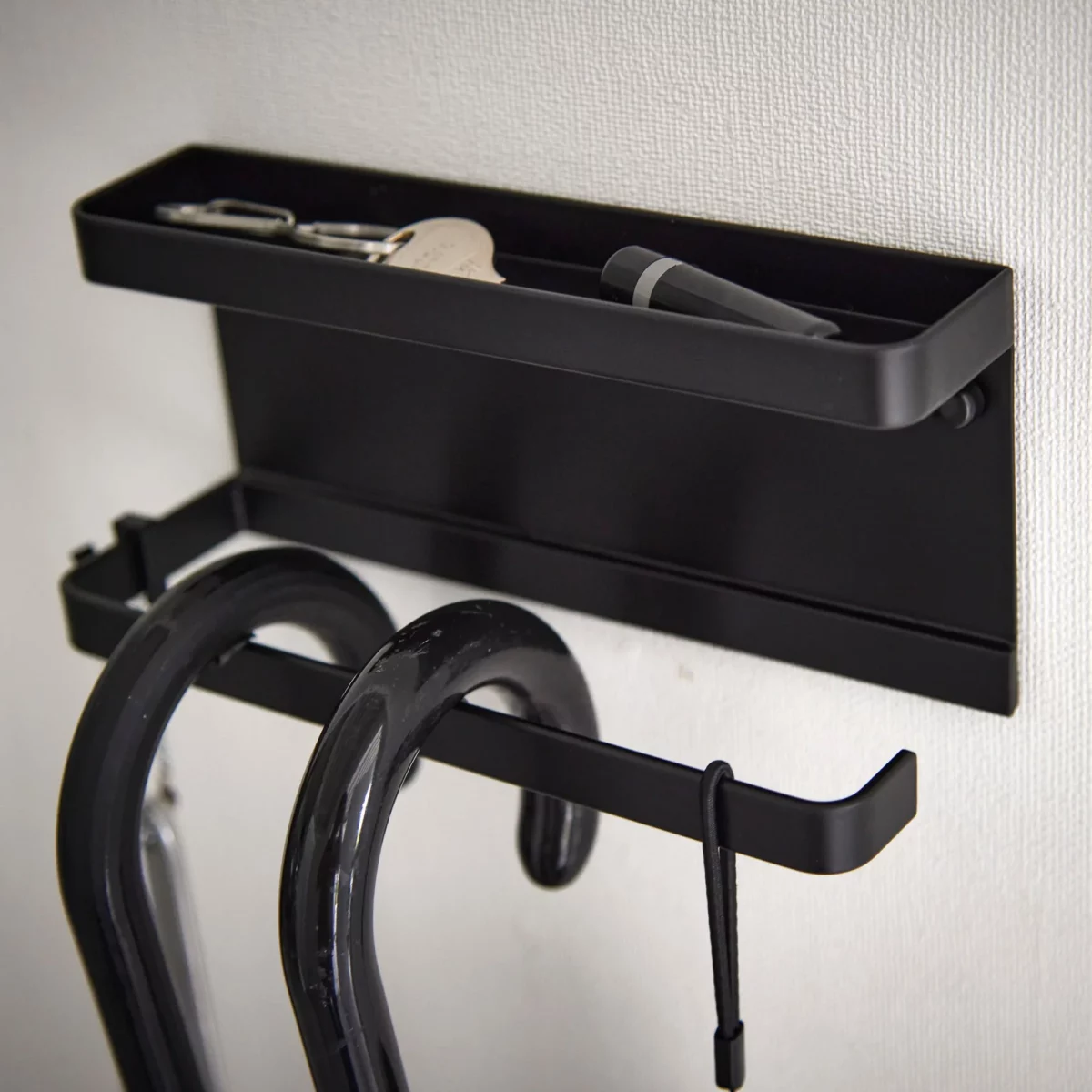 Yamazaki Schirmhalter SMART für die Wand in Schwarz, Ablage oben, Stockschirme an der Stange darunter