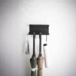 Yamazaki Schirmhalter SMART für die Wand in Schwarz, von vorne mit Schirmen und Schuhlöffel