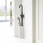 Porte-parapluies Yamazaki SMART d'angle, blanc, installé dans le coin près de l'entrée, pouvant accueillir deux parapluies