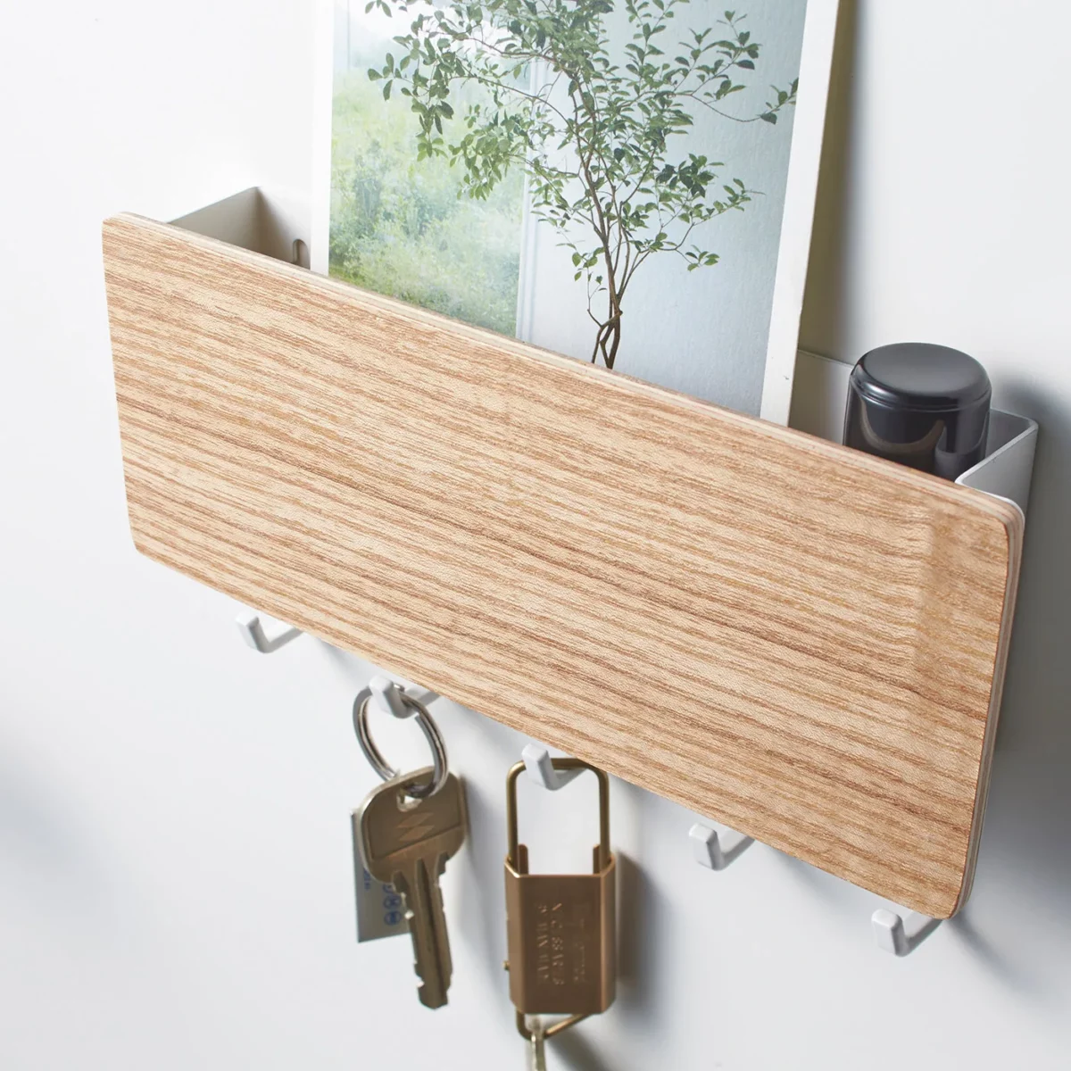 Yamazaki Schlüsselbrett RIN magnetisch mit Ablage in Weiss, Nahaufnahme der Holzfront mit Schlüsseln