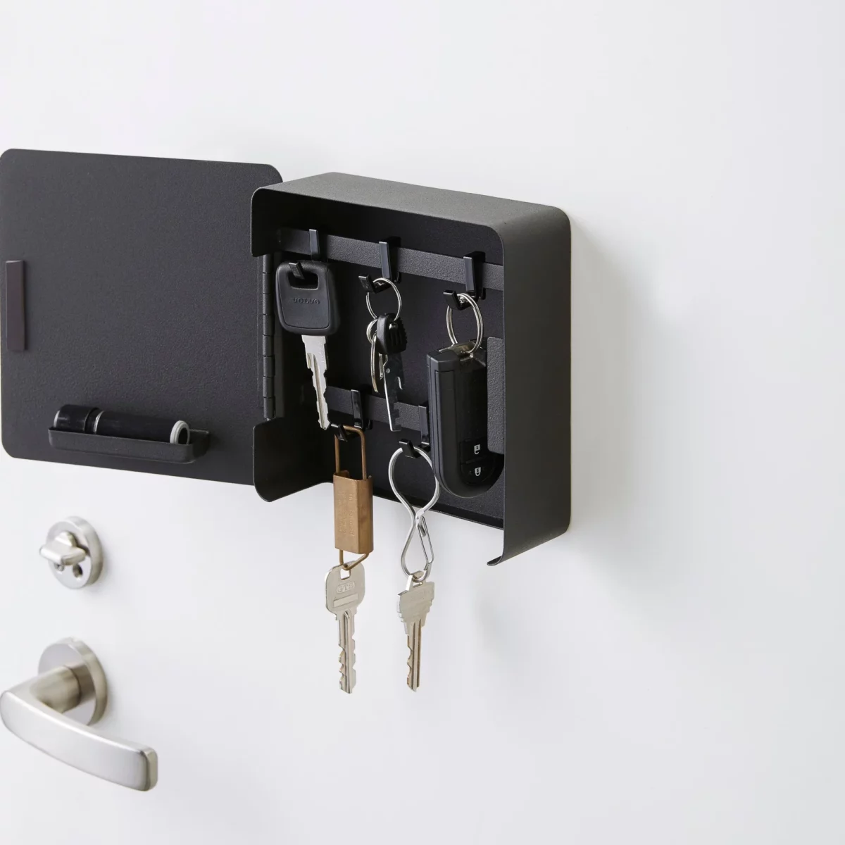 Yamazaki Schlüsselkasten TOWER magnetisch in Schwarz, offen mit Schlüsseln und Autoschlüssel an den fünf Haken