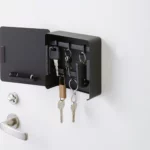 Yamazaki Schlüsselkasten TOWER magnetisch in Schwarz, offen mit Schlüsseln und Autoschlüssel an den fünf Haken