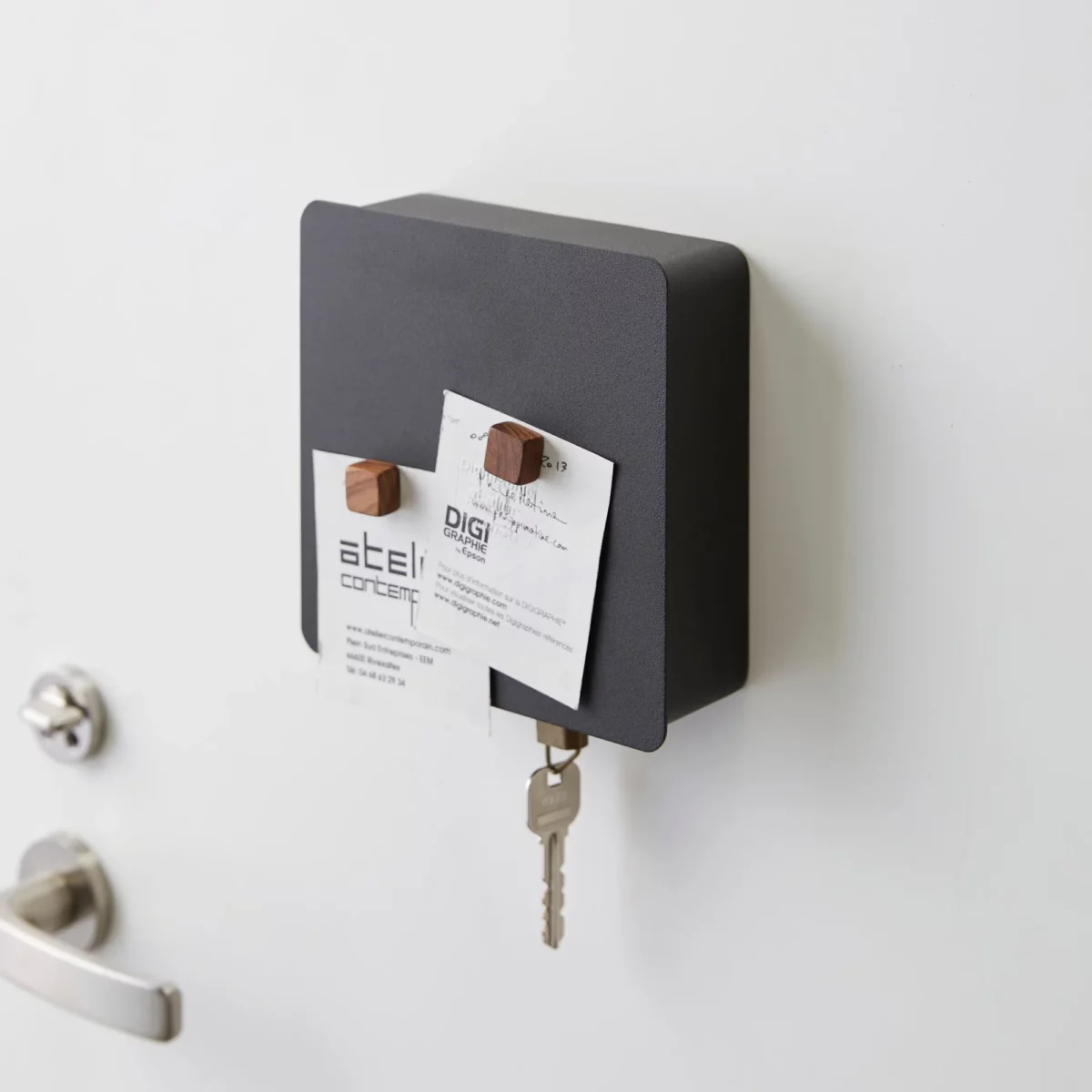 Yamazaki Schlüsselkasten TOWER magnetisch in Schwarz, an der Tür mit Visitenkarten unter Magneten auf dem Deckel