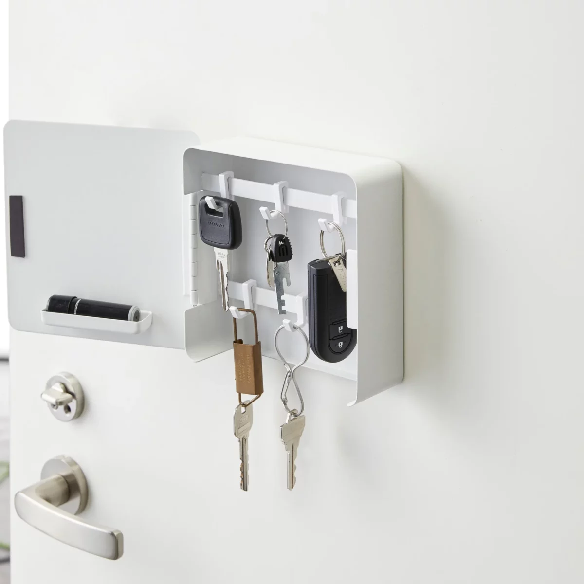 Yamazaki Schlüsselkasten TOWER magnetisch in Weiss, offen mit Schlüsseln und Autoschlüssel an den fünf Haken