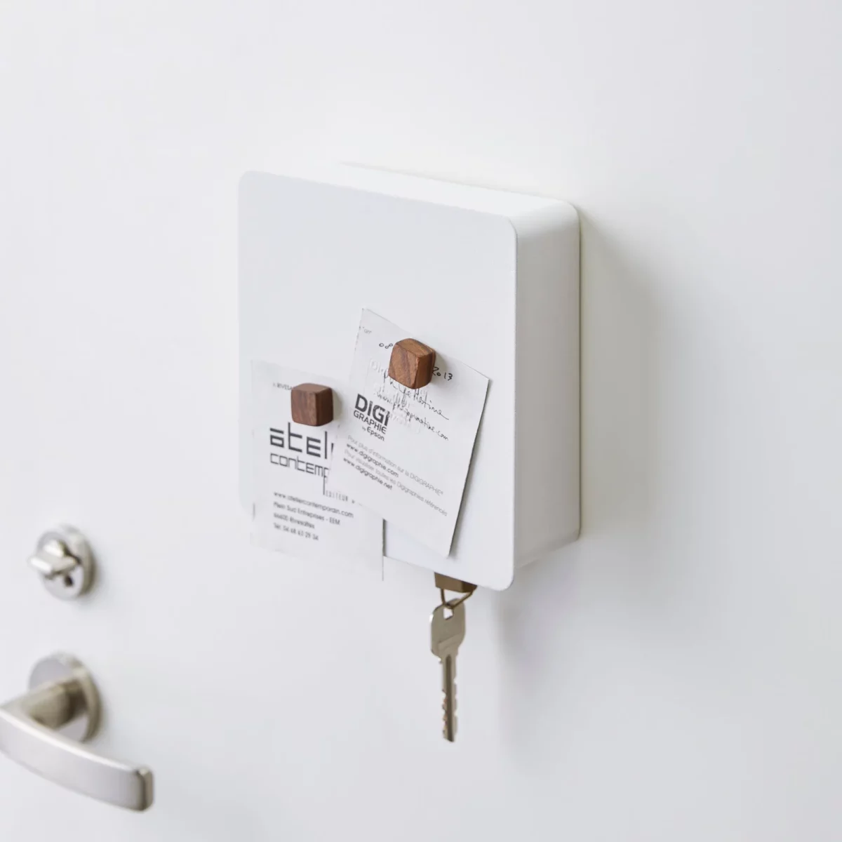 Yamazaki Schlüsselkasten TOWER magnetisch in Weiss, an der Tür mit Visitenkarten unter Magneten auf dem Deckel