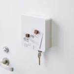 Yamazaki Schlüsselkasten TOWER magnetisch in Weiss, an der Tür mit Visitenkarten unter Magneten auf dem Deckel