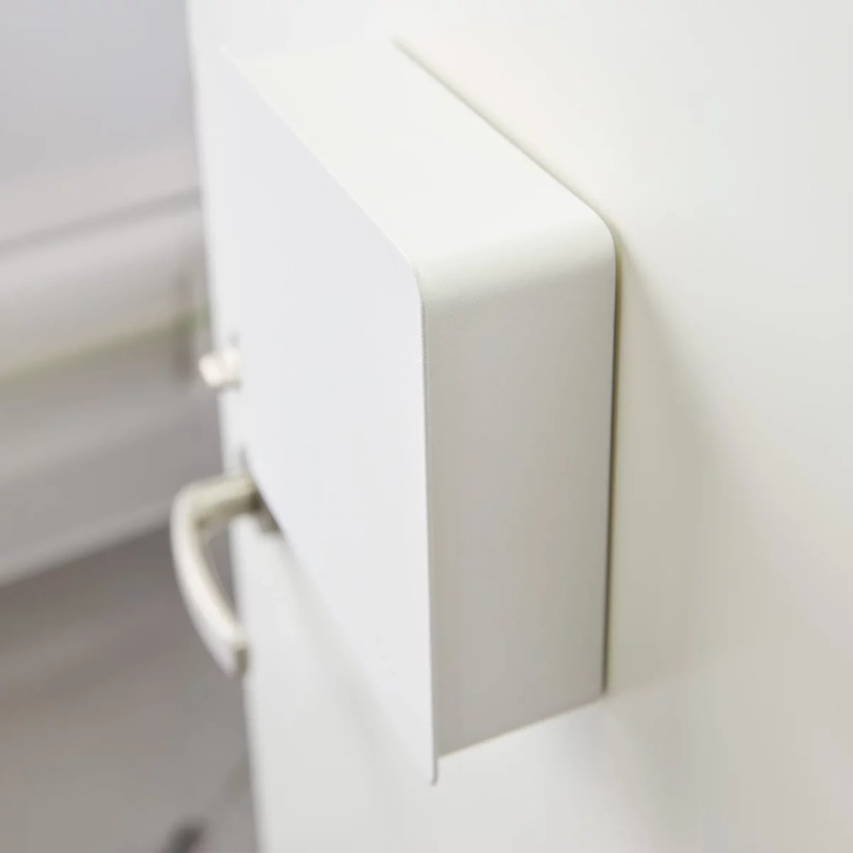 Yamazaki Schlüsselkasten TOWER magnetisch in Weiss, Seitenansicht an der Tür mit flachem Profil