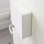 Yamazaki Schlüsselkasten TOWER magnetisch in Weiss, Seitenansicht an der Tür mit flachem Profil