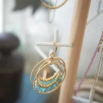 Yamazaki Schmuckbaum TOSCA mit Schale in Weiss, Nahaufnahme eines Ohrrings an einem Zweig