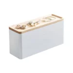 Yamazaki Schmuckbox RIN 3-stöckig schmal in Weiss, geschlossen mit Schmuck auf dem Holzdeckel, weisser Grund