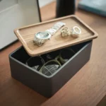 Yamazaki Schmuckbox RIN mit Holzdeckel in Schwarz, Deckel als Tablett mit Uhr und Ringen über den Brillen