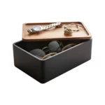 Yamazaki Schmuckbox RIN mit Holzdeckel in Schwarz, offen mit Brillen und Uhr auf dem Deckel, weisser Grund