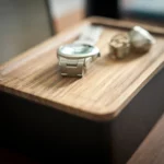 Yamazaki Schmuckbox RIN mit Holzdeckel in Schwarz, Nahaufnahme von Holzmaserung und Uhr auf dem Deckel