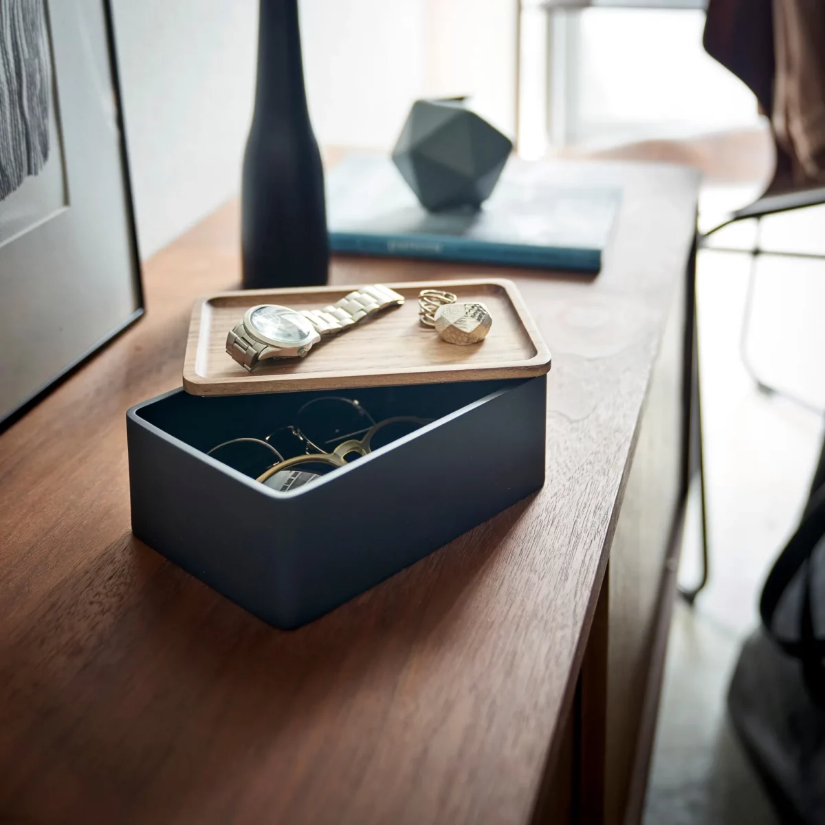 Yamazaki Schmuckbox RIN mit Holzdeckel in Schwarz, auf der Kommode, Deckel schräg, Brillen im Innern