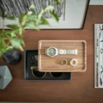Yamazaki Schmuckbox RIN mit Holzdeckel in Schwarz, von oben mit dem Deckel neben der offenen Box