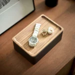 Yamazaki Schmuckbox RIN mit Holzdeckel in Schwarz, von oben geschlossen mit Uhr und Ringen