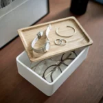 Yamazaki Schmuckbox RIN mit Holzdeckel in Weiss, Deckel als Tablett mit Uhr und Ringen über den Brillen