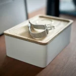 Yamazaki Schmuckbox RIN mit Holzdeckel in Weiss, geschlossen mit Armbanduhr auf dem Holzdeckel