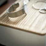 Yamazaki Schmuckbox RIN mit Holzdeckel in Weiss, Nahaufnahme von Holzmaserung und Uhr auf dem Deckel