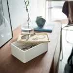 Yamazaki Schmuckbox RIN mit Holzdeckel in Weiss, auf der Kommode, Deckel schräg, Brillen im Innern