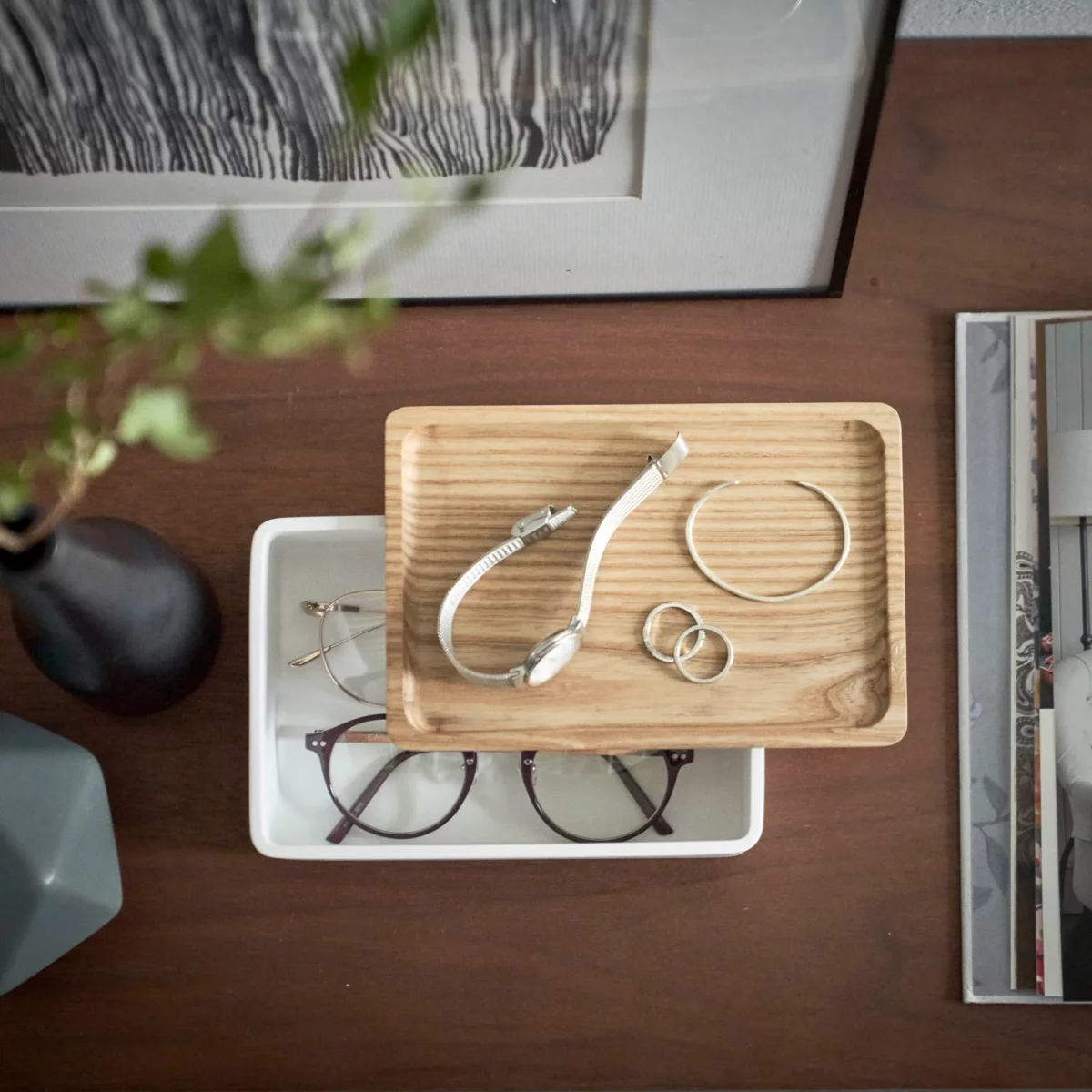 Yamazaki Schmuckbox RIN mit Holzdeckel in Weiss, von oben mit dem Deckel neben der offenen Box