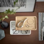 Yamazaki Schmuckbox RIN mit Holzdeckel in Weiss, von oben mit dem Deckel neben der offenen Box