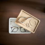 Yamazaki Schmuckbox RIN mit Holzdeckel in Weiss, von oben, Deckel versetzt über Brillen im Innern