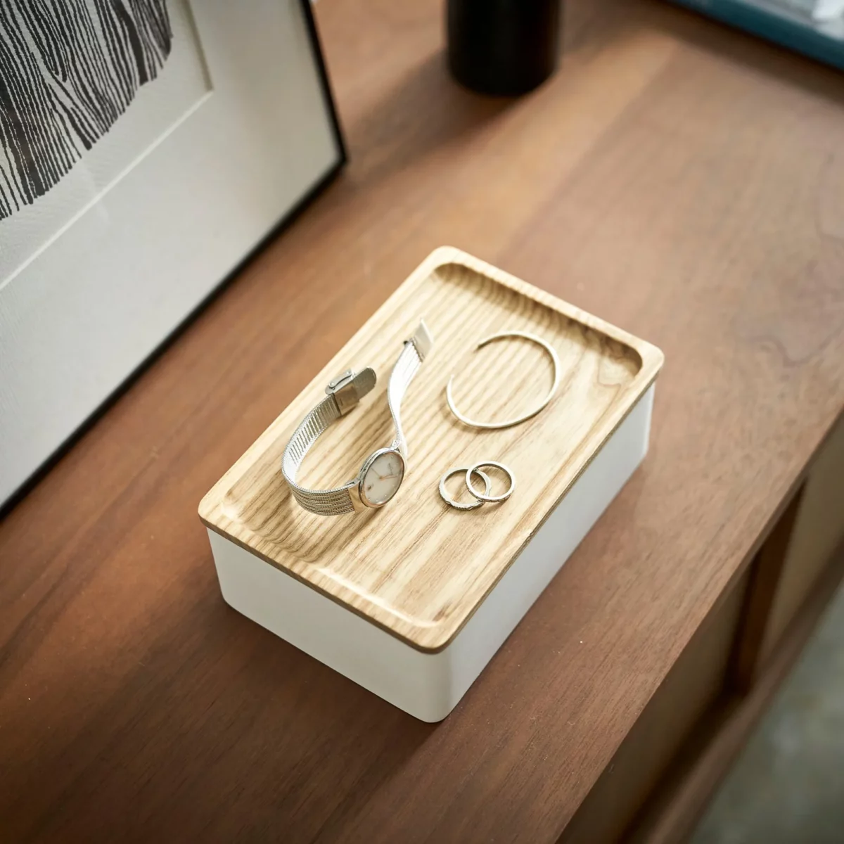 Yamazaki Schmuckbox RIN mit Holzdeckel in Weiss, geschlossen mit Schmuck im Deckel auf der Kommode