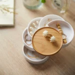 Boîte à bijoux Yamazaki TOSCA à 5 niveaux pivotants, de couleur blanche, avec, vue du dessus, cinq niveaux pivotants remplis de bijoux