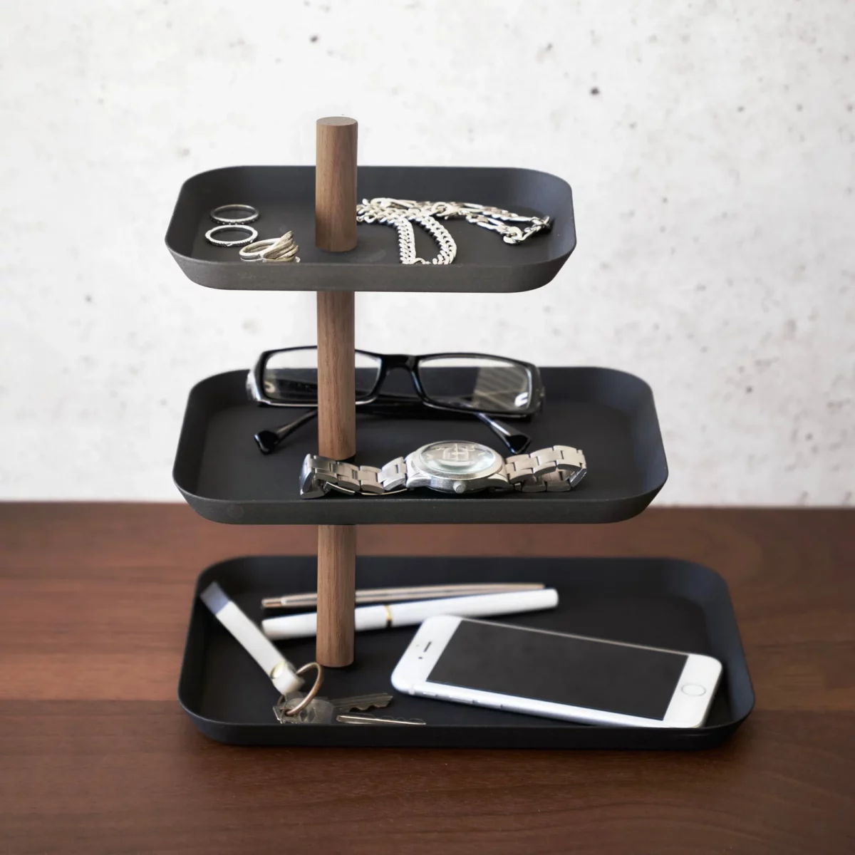 Présentoir à bijoux Yamazaki RIN à 3 étages, pivotant, noir, avec des chaînes, une montre et des épingles à l'avant