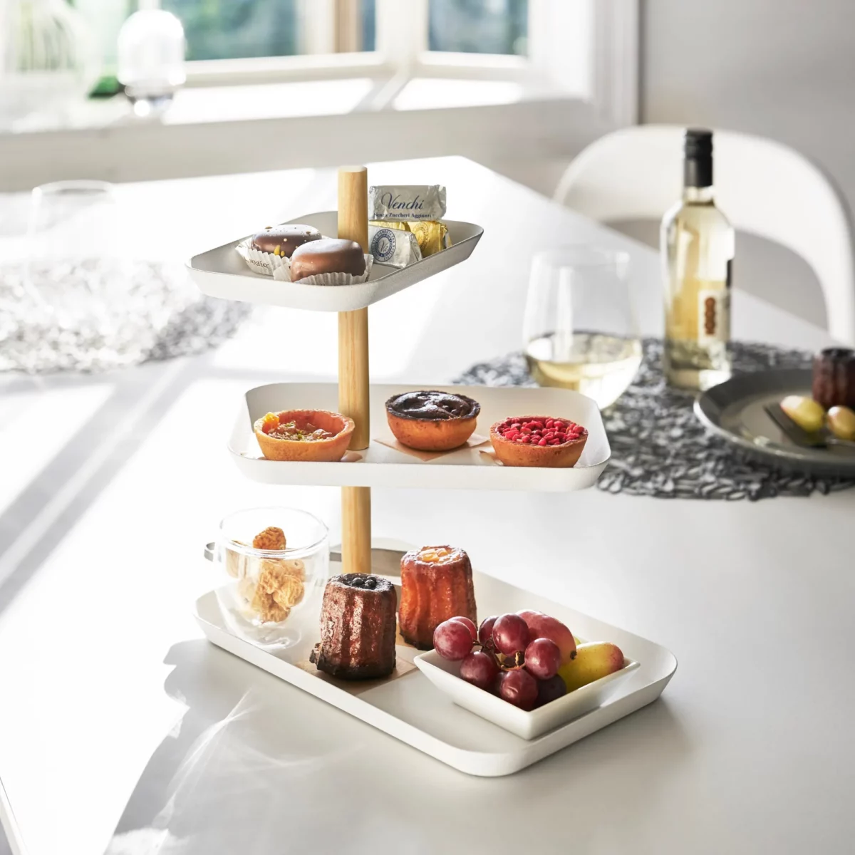 Présentoir à bijoux Yamazaki RIN à 3 étages, pivotant, de couleur blanche, à utiliser comme étagère sur la table à manger pour présenter des pâtisseries et des fruits