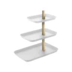 Présentoir à bijoux Yamazaki RIN à 3 étages, pivotant, blanc, vide, avec trois plateaux sur fond blanc