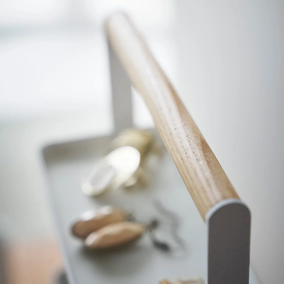 Yamazaki TOSCA 4-Tier Jewelry Stand in White, close-up of the solid wood handle at the top of the stand