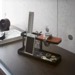Yamazaki Schreibtisch-Organizer TOWER in Schwarz, auf dem dunklen Schreibtisch vor Betonwand