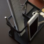 Yamazaki Schreibtisch-Organizer TOWER in Schwarz, Smartphone und Stift im Fach in Nahaufnahme