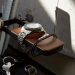 Yamazaki Schreibtisch-Organizer TOWER in Schwarz, Armbanduhr und Armband auf der Holzablage von nah