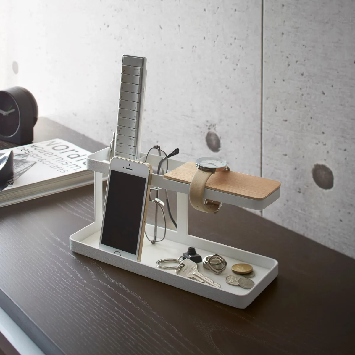 Yamazaki Schreibtisch-Organizer TOWER in Weiss, auf dem dunklen Schreibtisch vor Betonwand