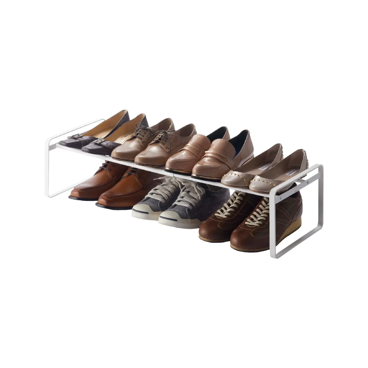 Yamazaki Schuhregal FRAME ausziehbar in Weiss, mit Schuhen auf zwei Ebenen, freigestellt auf weissem Grund