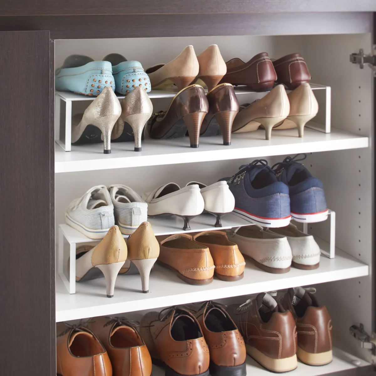 Yamazaki FRAME Shoe Rack for the shoe cabinet in white, displayed in the shoe cabinet with pumps and low-cut shoes