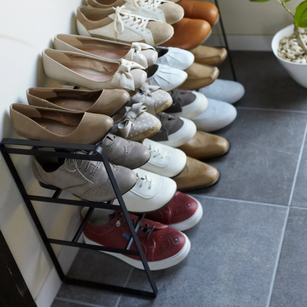Yamazaki TOWER Extendable Shoe Rack, Black, Detail View 4 | One Horizon