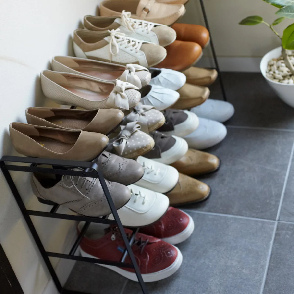 Yamazaki TOWER Extendable Shoe Rack, Black, Detail View 10 | One Horizon