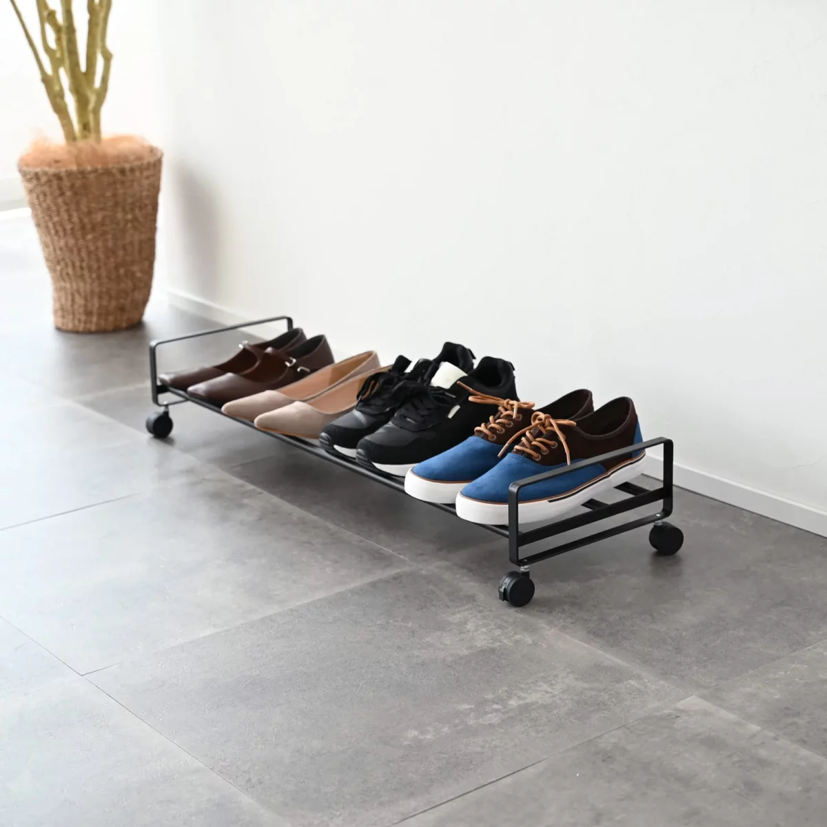 Yamazaki Schuhregal TOWER mit Rollen in Schwarz, im Eingang mit Schuhen auf dem Fliesenboden